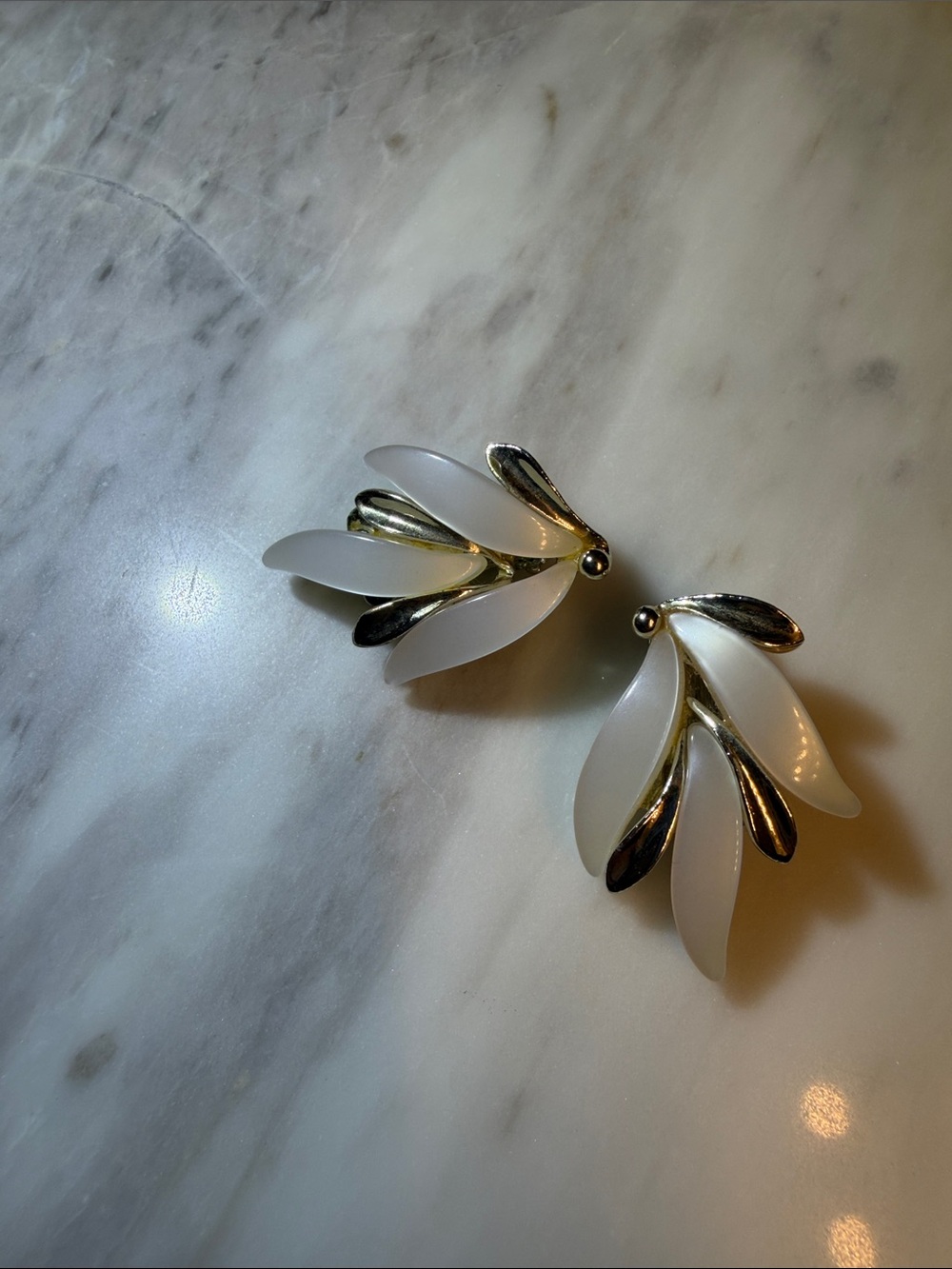 Vtg Claudette Signed Silver Tone & Creamy White Thermoset Leaf Clip On Earrings